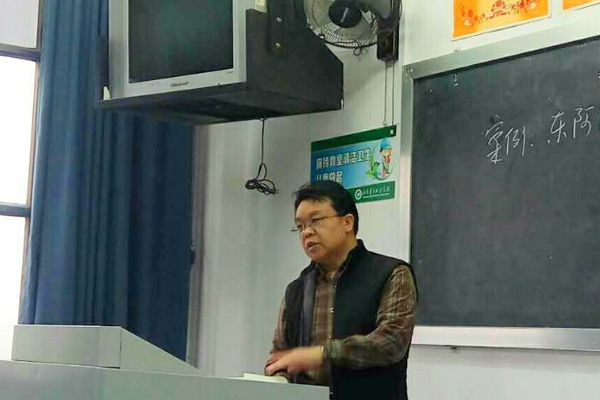 深藍(lán)機(jī)器公司領(lǐng)導(dǎo)為高校學(xué)生授課