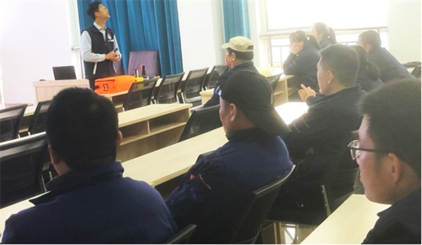 山東深藍(lán)纏繞包裝機(jī)廠家組織消防安全培訓(xùn) 山東深藍(lán)纏繞包裝機(jī)廠家組織消防安全培訓(xùn)