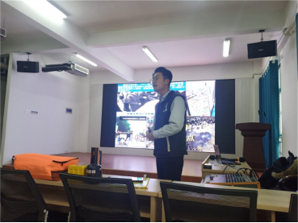 山東深藍(lán)纏繞包裝機(jī)廠家組織消防安全培訓(xùn) 山東深藍(lán)纏繞包裝機(jī)廠家組織消防安全培訓(xùn)