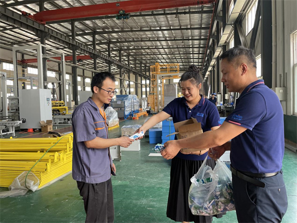 深藍(lán)自動(dòng)纏繞包裝機(jī)廠家為一線員工“送清涼” 深藍(lán)自動(dòng)纏繞包裝機(jī)廠家為一線員工“送清涼”