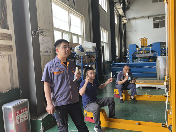 深藍(lán)自動(dòng)纏繞包裝機(jī)廠家為一線員工“送清涼” 深藍(lán)自動(dòng)纏繞包裝機(jī)廠家為一線員工“送清涼”