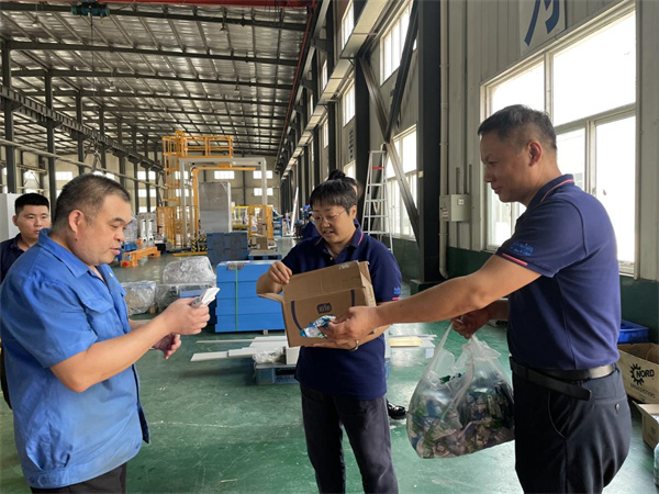 深藍(lán)自動(dòng)纏繞包裝機(jī)廠家為一線員工“送清涼” 深藍(lán)自動(dòng)纏繞包裝機(jī)廠家為一線員工“送清涼”